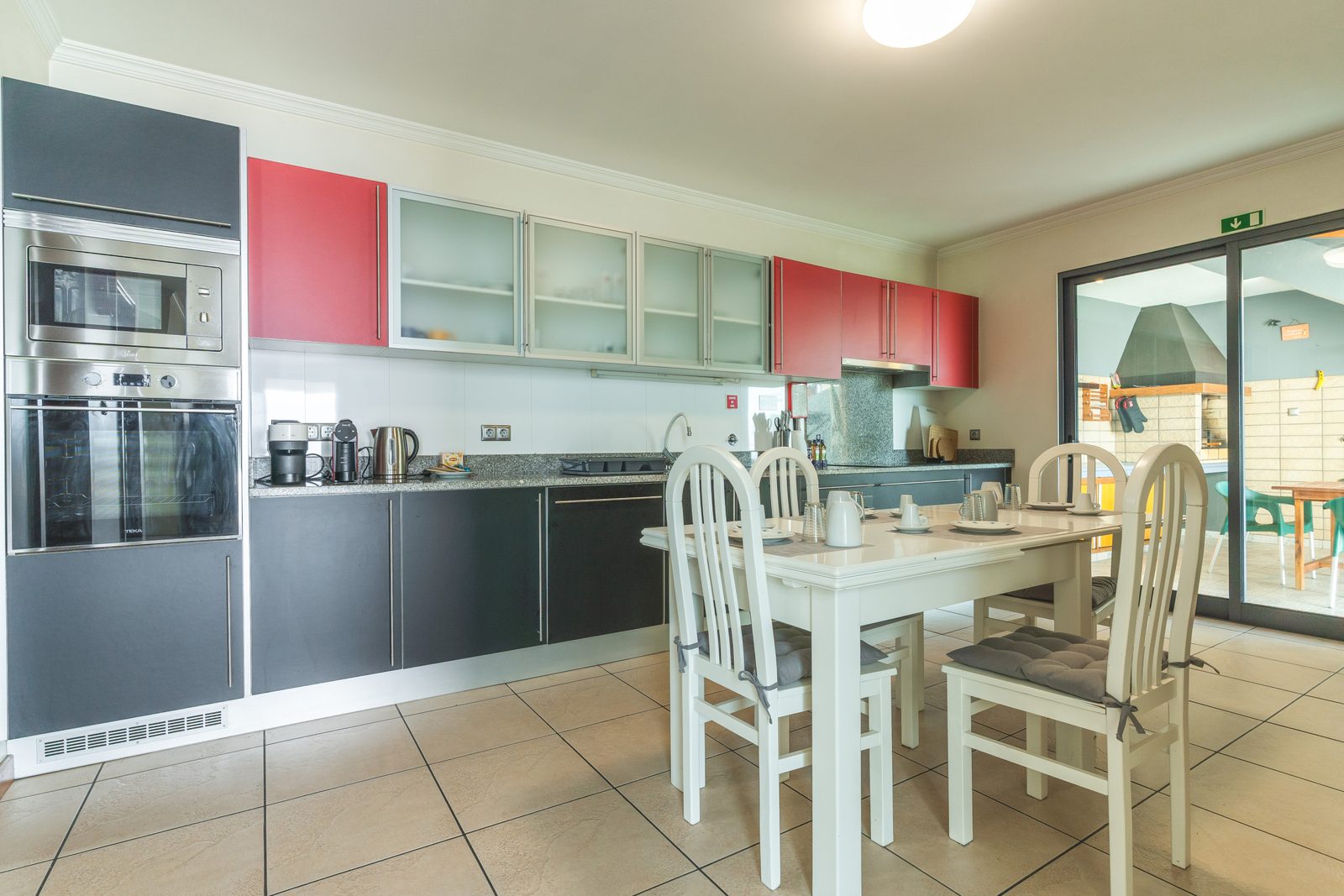 Kitchen with dining area — Casa Saudade, Madeira