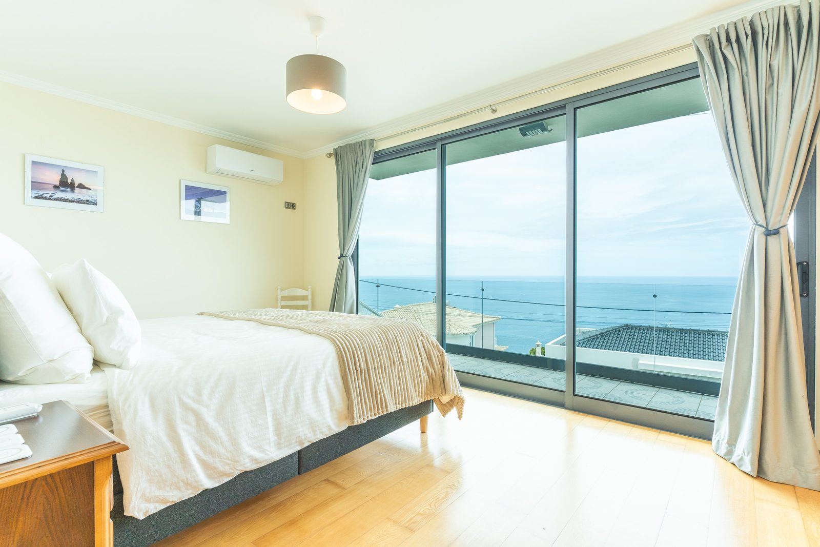 Master bedroom with sea view — Casa Saudade, Madeira